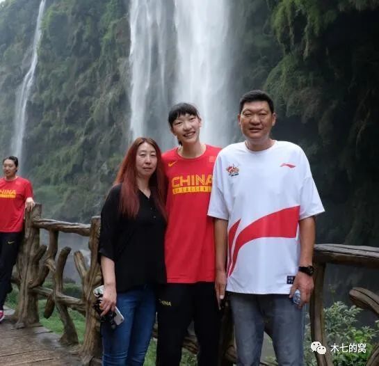 娇妻玩4p被三男人伺候3p视频